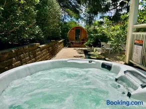 Tulip Gardens Estate - Spa, Sauna & Pet Friendly - Image 4