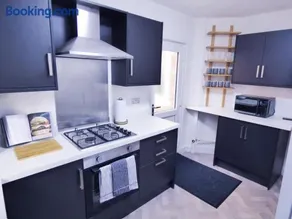 Spacious 4-Bed House in Fallowfield - Sleeps 8 - Image 2