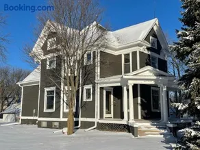 Spacious 4 BDR Historic Home in Heart of Sioux Center - Image 5