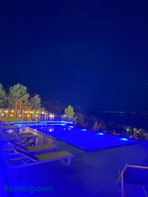 Lakeside Villas & Jacuzzi Suites - Image 2