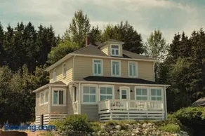 Couette et Marées -St. Lawrence Beachfront 5-Bedroom Home - Image 1