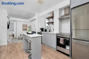 Stylish Ossington Retreat with Modern Comfort - Image 3
