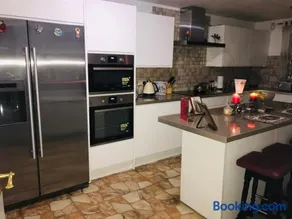 Modern cosy room with private bathroom - Image 4
