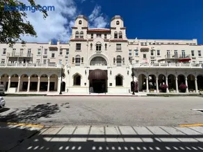 The Green Room - Poolview with Private Parking Spot at 1920s Historic Residence on Palm Beach Island - Image 2