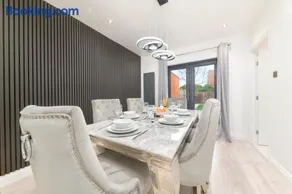 Aryas Homes, Stylish 3 Bed House, Free Parking - Image 4