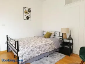 Signature Residence, 5 Bedroom Detached House 1000 square meters,15 min to Paris by Metro - Image 4