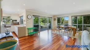 Villa Avoca - Stroll To The Sand, Cafes, & Cinema - Image 1