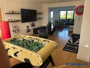 Luxury 5 Bedroom Group House near Cardiff Sleeps 13 with Sauna and a Games Lounge - Image 2
