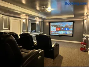 Luxury BnB Guest suite with movie theater, Lounge and Gameroom - Image 2