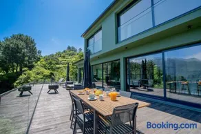 Panorama House by LovelyStay - Image 2