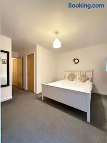 Muirhouse 2BR Apartment with Free Parking - Image 3