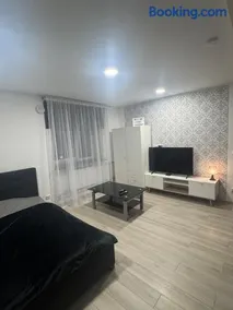 Downtown riverside apartment with parking - Image 1