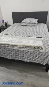 Bright and Cozy Room with Free Parking - Image 2