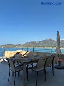 Maison traditionnelle Corse sur la mer - Image 1