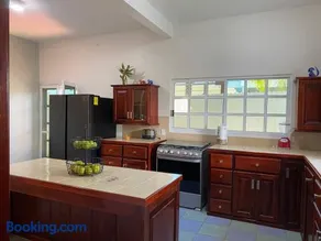 Spacious and Sunny Beachside Oasis Stunning Views - Image 2