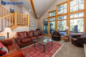 Sunriver Riverfront Escape Spacious 4 Bedroom Home with River Access and Pet-Friendly Features - Image 2