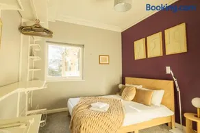 Cozy Home Close to Queens Hospital with High Speed WiFi and Tumble Dryer - Image 5