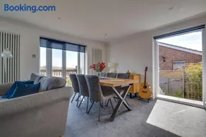 Wanderdown House near the Beach with a Parking Space - Image 4