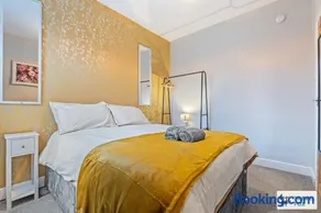 Becky's House: Near Motor Point Arena with Free Parking - Image 3