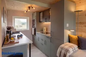 18 Bucklands Stylish Chalet, Bideford Bay, Starlink WiFi - Image 3