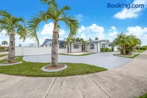 La Femme luxe Paradise - HtdPool, Mini Golf, 5 Bedrooms, Jacuzzi, Game Room, BBQ,Pickleball - Image 2