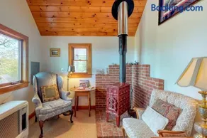 Beautiful hilltop home with deck & view of Penobscot Bay - near festivals & more - Image 3