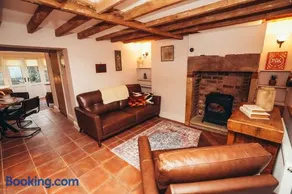 Cosy 2-Bed Cottage with Log-Burner and Garden - Image 4
