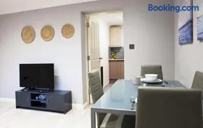 "Furnished Rentals Direct" Modern Apartment Haven near Wellingborough High Street, Sleeps 4, FREE dedicated PARKING within 16 minutes walk, Explore Wellingborough and beyond, suitable for families, contractors and business travellers - Image 5