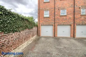Luxury 2 Bed Apartment Central Yarm - Image 4