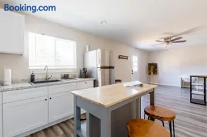 Beautiful spacious guest home - Image 4