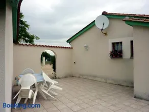 Casa con Terraza y Jardín en St Méard de Drône, Se Aceptan Mascotas - Image 2