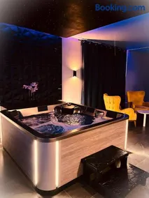 Escapade Romantique Jacuzzi & Sauna Privés - Image 3