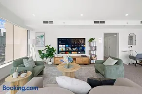 Skyline Vista - Harbour Luxury, Views, Parking - Image 1