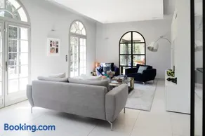 Property with pool and independent studio in Aix - Image 3