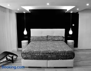 Black and White Suitte "Plaza" - Image 3