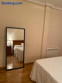 Lovely 2 bedrooms apartment main square Plasencia - Image 3