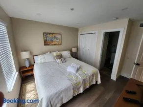 Classy & comfortable condo! - Image 3