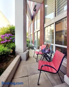 Stylish Two-Story Loft with Rooftop Deck - Image 4