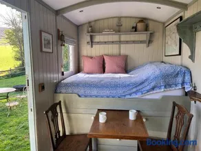 Cobbe Place Farm Shepherds Hut - Image 5