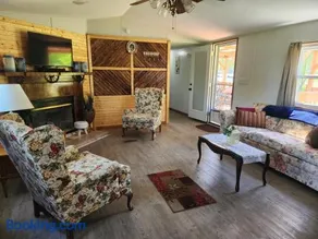Georgie's Getaway! Beautiful 3bd 2ba lake view - Image 1