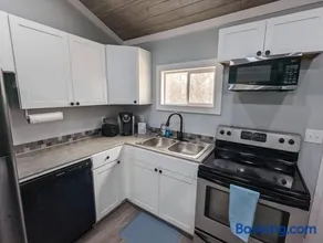 Summerlee Suite - Beautiful Remodeled Farmhouse - Image 4
