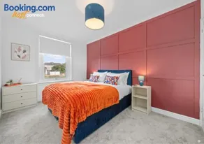 2 Bed Sleeps 4 with Private Parking in Airdrie - Image 2