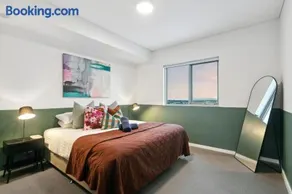 Penthouse with Panoramic Views - Walk to River - Image 3