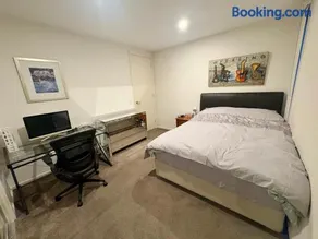 Spacious Master Room with Private Ensuite - Image 3