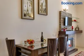 Cozy 2BHK Apartment with highspeed WiFi and private kitchen near Golf Course Road, Gurgaon - Image 4