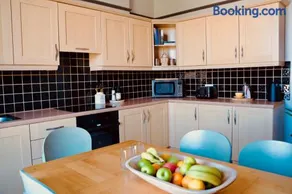 Boutique Apartment - Sleeps 6 & Free Parking - Image 4