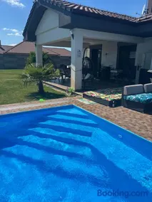 5 izbový samostatný stojaci rodinný dom s podkrovím a veľkou záhradou so sezónnym bazénom, celoročnou saunou a vírivkou, privátny wellness - Image 2