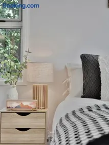 Modern holiday home in Hobart - Stunning Mountain & Water views - Image 3