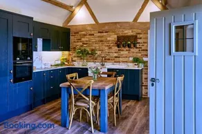 The Shooting Lodge - Image 2