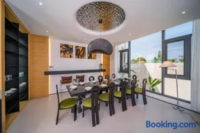 Bangtao New Luxury 7 Bedrooms Modern Space Aesthetic Design Private Pool Villa Private Movie Theater - Image 1